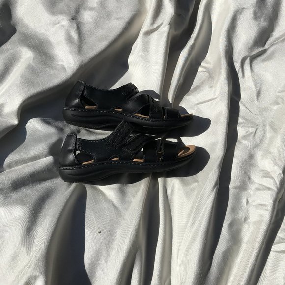 NIB CLARK’S size 7 Wide Laurieanne Holly flat sandal, black leather,. - Picture 2 of 5